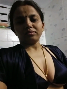 Hot Beautiful Bhabhi Showing In Bathroom