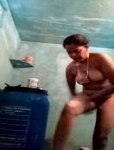 Mallu Bhabhi Bathing Self Recorded