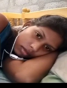 Cute Lankan Girl Shows Her Boobs