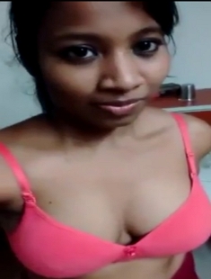 Desi Girl Sowing Her Sexy Figure For Bf