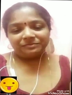 Tamil Bhabhi Showing Her Boobs for Her Boyfriend